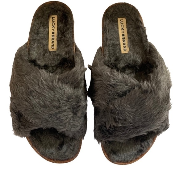 NEW LUCKY BRAND Charcoal Gray Fuzzy Slippers Sandals Size 8.5 Medium - Picture 1 of 5